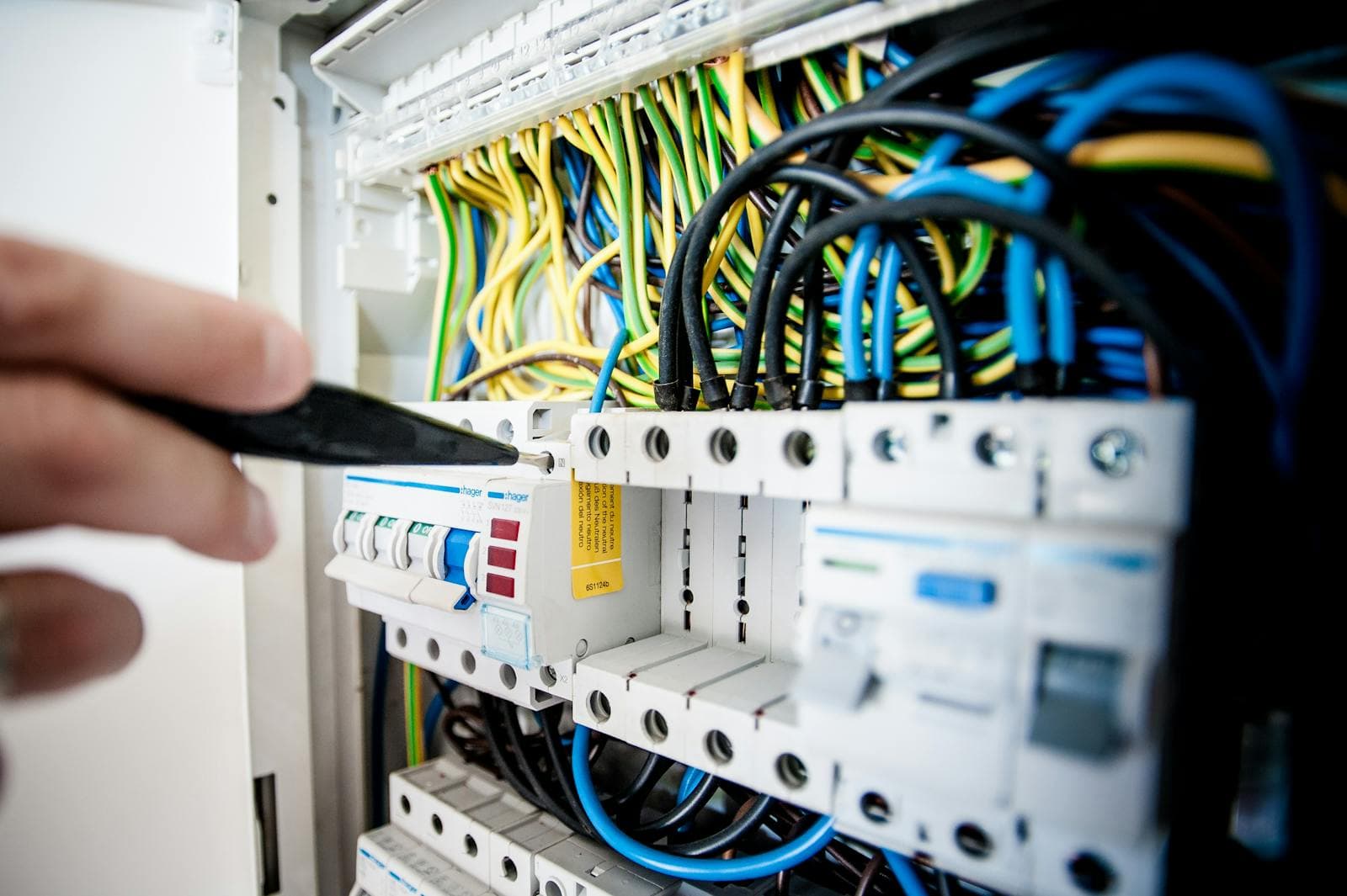 Profesional de Electricidad trabajando